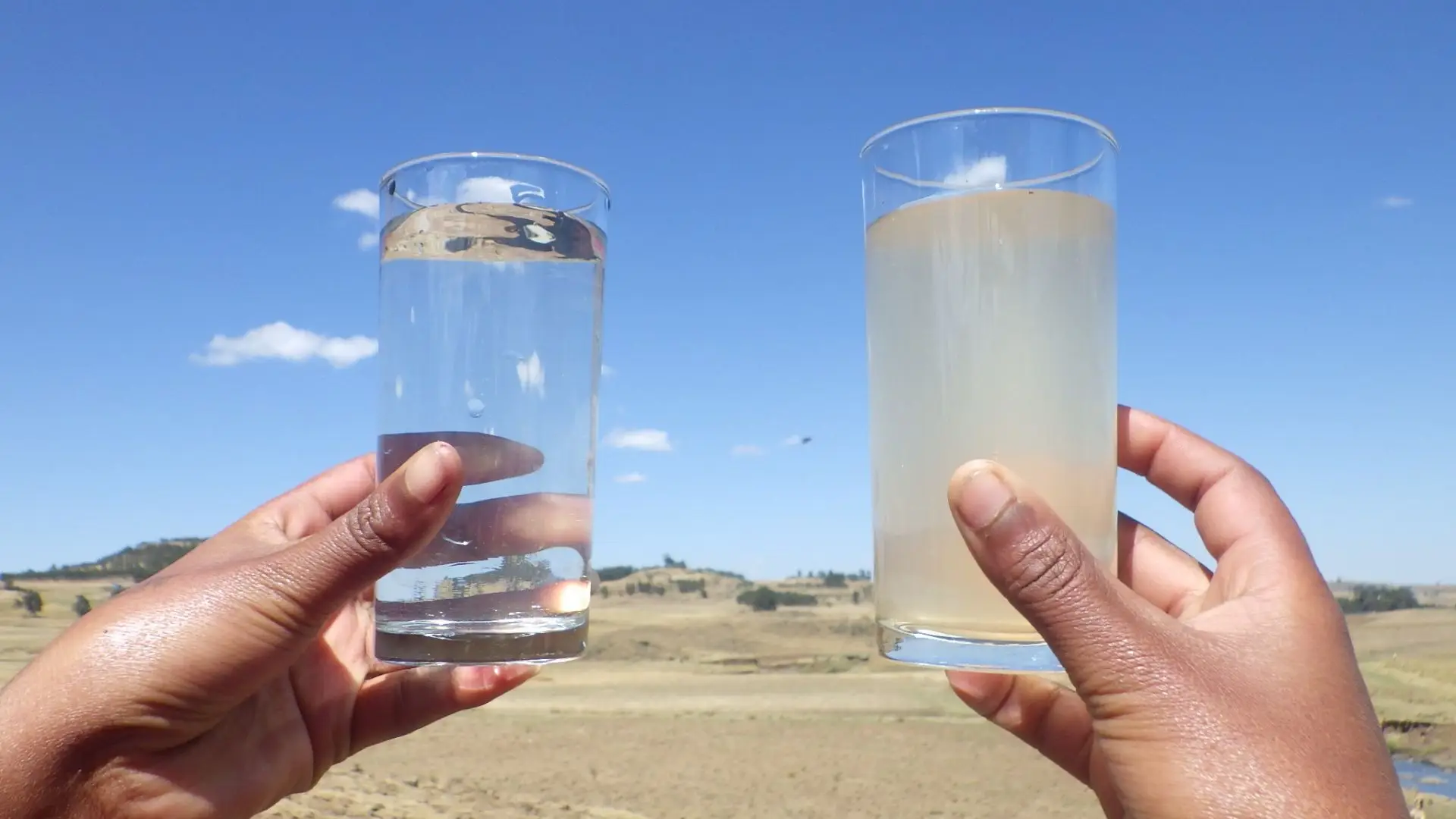 Het rivierwater dat lang door de bewoners werd gebruikt (rechts) en het schone water dat door de YCW wordt verstrekt (links).